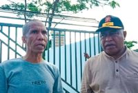 Kabid SDM dan Kapasitas, Sat Pol PP Ende, Kristoforus Nggala Saat memberi keterangan bersama Kasat Pol PP Ende (bertopi)/Foto :TR