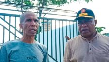 Kabid SDM dan Kapasitas, Sat Pol PP Ende, Kristoforus Nggala Saat memberi keterangan bersama Kasat Pol PP Ende (bertopi)/Foto :TR