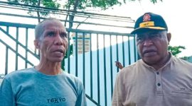Kabid SDM dan Kapasitas, Sat Pol PP Ende, Kristoforus Nggala Saat memberi keterangan bersama Kasat Pol PP Ende (bertopi)/Foto :TR