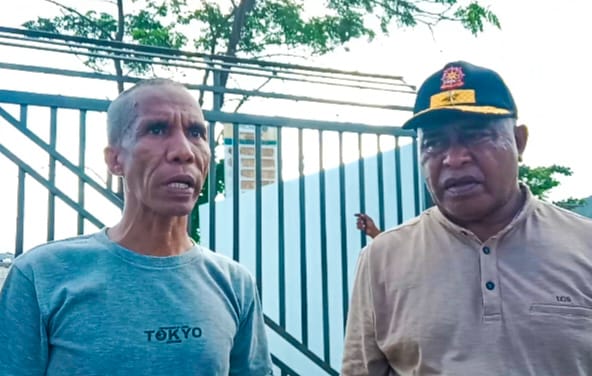 Kabid SDM dan Kapasitas, Sat Pol PP Ende, Kristoforus Nggala Saat memberi keterangan bersama Kasat Pol PP Ende (bertopi)/Foto :TR